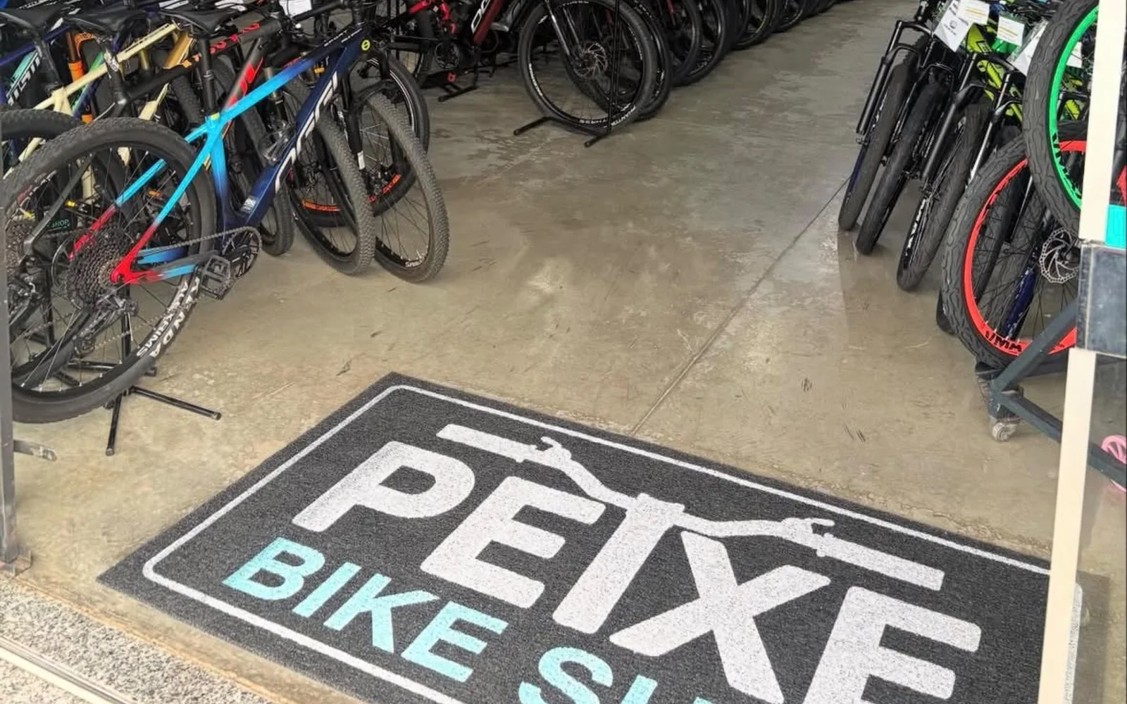 Interior da Peixe Bike Shop com bicicletas em exposição