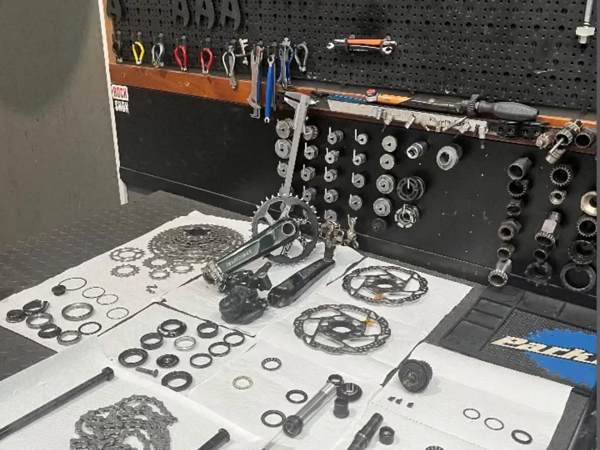 Bancada de manutenção da oficina da Peixe Bike Shop